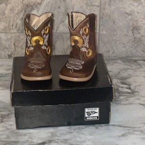 Used size 9 infant newborn sunflower boots